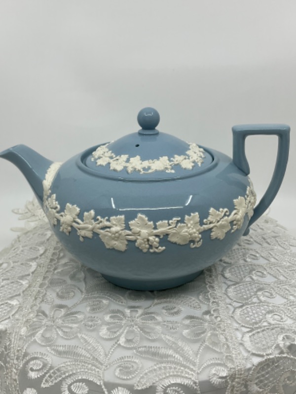 왜지우드 아이보리 온 라벤더 퀸즈웨어 티팟  Wedgwood Ivory on Lavender Queensware Teapot circa 1960