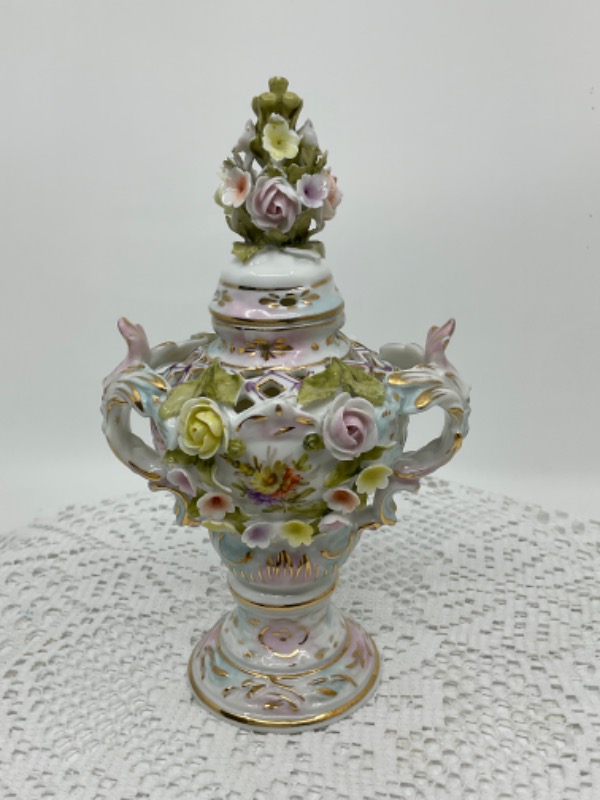 \Covered Fluted Urn w/ Applied Flowers