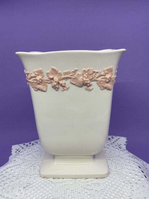 웨지우드 핑크 온 아이보리 퀸즈웨어 베이스 Wedgwood Pink on Ivory Queensware Vase circa 1947