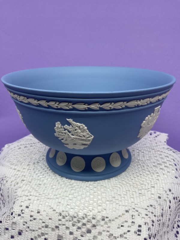 웨지우드 아이보리 온 라벤더 제스퍼웨어 메댈리언 받침대 있는 (굽) 보울-콜랙터스 클럽 보울- Wedgwood Ivory on Lavender Jasperware Medallion Pedestal Bowl circa 1970 - collectors club bowl