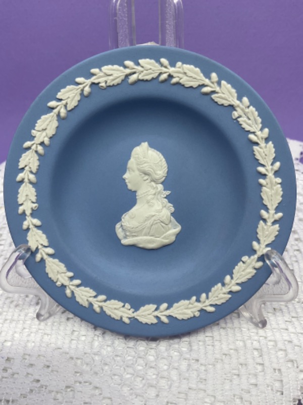 왜지우드 아이보리 온 라벤더 &quot;Queen Charlotte&quot; 제스퍼웨어 핀 디쉬 Wedgwood Ivory on Lavender &quot;Queen Charlotte&quot; Jasperware Pin Dish circa 1968