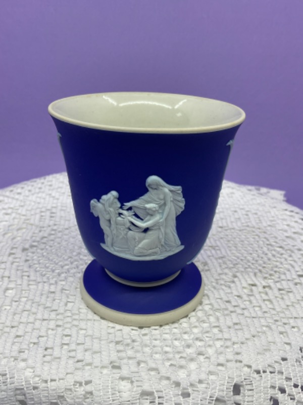 웨지우드 화이트 온 다크 블루 제스퍼웨어 핸들 없는 컵-매우 귀한- Wedgwood White on Dark Blue Jasperware Handless Cup circa 1930 - Rare