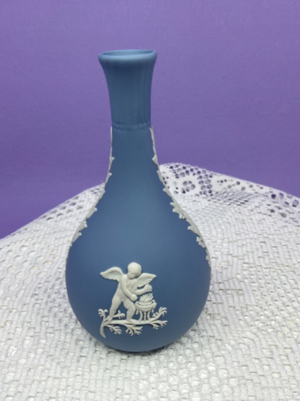 웨지우드 아이보리 온 라벤더 제스퍼웨어 벋 베이스 Wedgwood Ivory on Lavender Jasperware Bud Vase circa 1970
