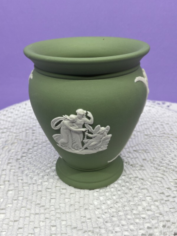 웨지우드 아이보리 온 세지 그린 제스퍼웨어 베이스 Wedgwood Ivory on Sage Green Jasperware Vase circa 1970