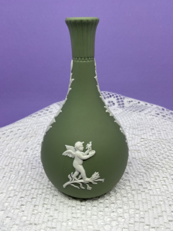 웨지우드 아이보리 온 세지 그린 제스퍼웨어 벋 베이스 Wedgwood Ivory on Sage Green Jasperware Bud Vase circa 1970