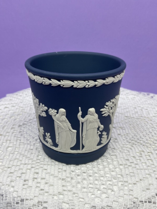 웨지우드 화이트 온 다크 블루 제스퍼웨어 핸들 없는 컵 Wedgwood White on Dark Blue Jasperware Handless Cup circa 1970