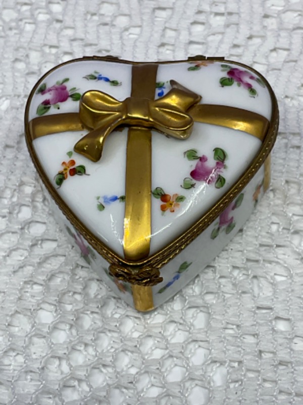 핸드페인트 리모지 “Box  of Chocolates&quot; 미니 박스 Hand Painted Limoges &quot;Box  of Chocolates&quot; Box