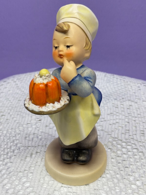 헴멜  &quot;Baker&quot; 피겨린 Hummel Baker Figurine circa 1960