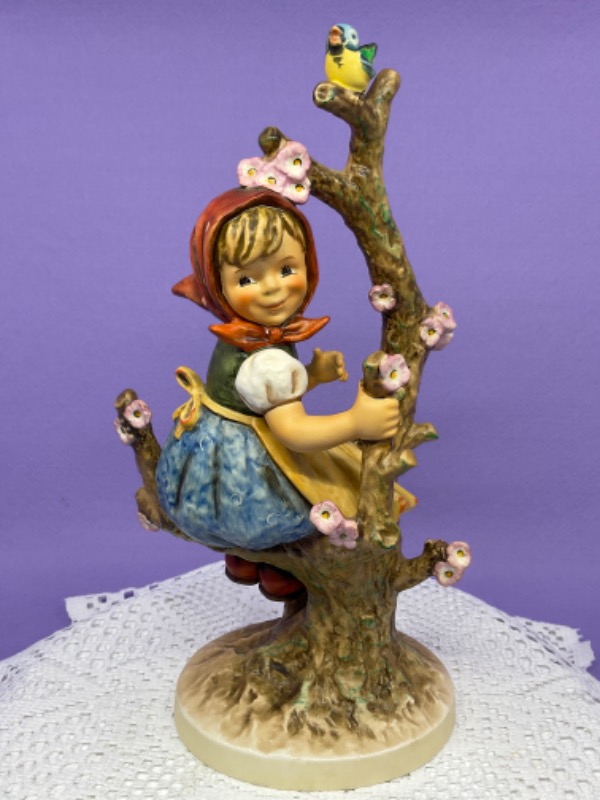 헴멜 &quot;Apple Tree Girl&quot; 피겨린-리페어- Hummel Apple Tree Girl Figurine circa 1960.