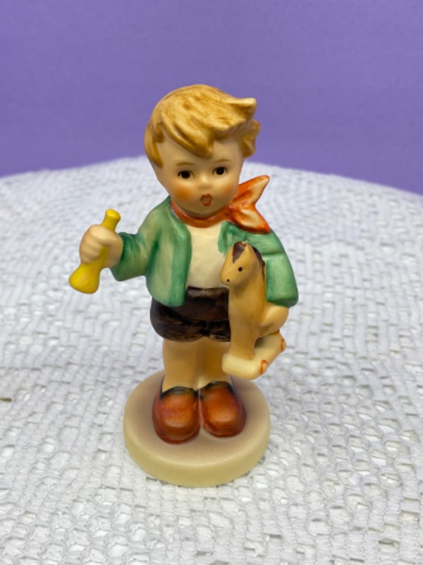 헴멜 &quot; Boy with Toy&quot; 피겨린 Hummel Boy with Toy Figurine circa 1960