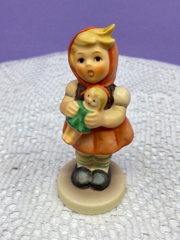 헴멜 &quot;Girl with Doll&quot; 피겨린 Hummel Girl with Doll Figurine circa 1960