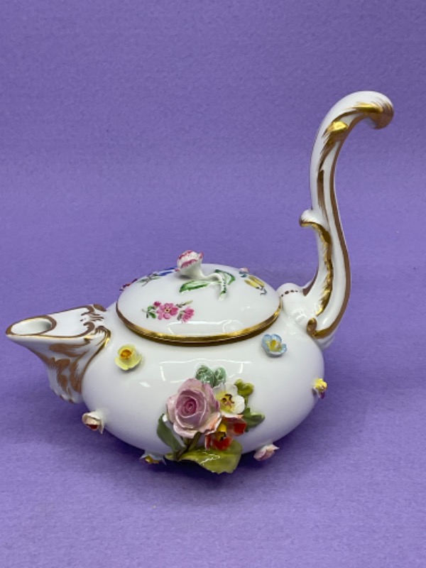 마이센  핸드페인트 적용된 플라워 미니어쳐 소용돌이 장식 핸들 티팟 Meissen Miniature Hand Painted w/ Applied Flowers Scroll Handled Teapot circa 1815-1924