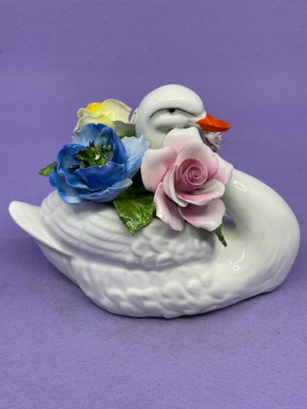 라드너 도자기 백조 W/ 적용된 플라워 Radnor Porcelain Swan w/ Applied Flowers circa 1970
