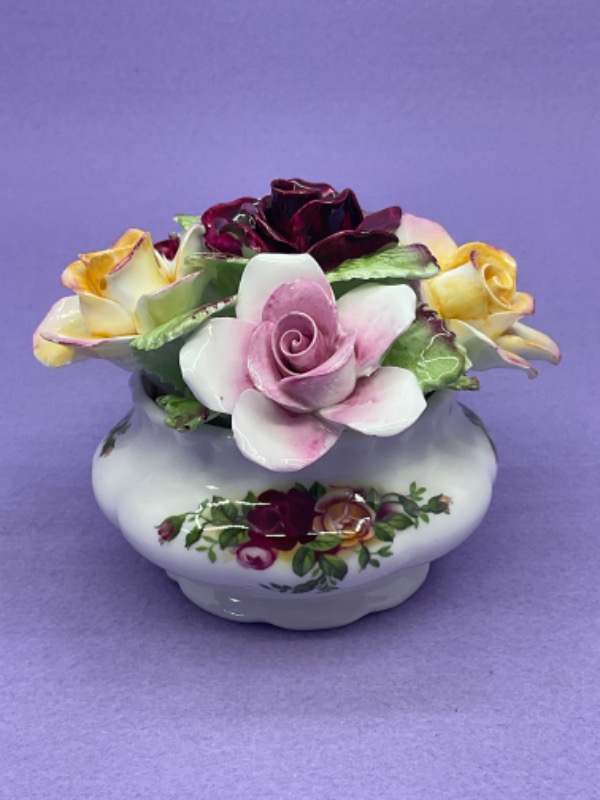 로얄 알버트 도자기 보울 W/ 적용된 플라워 Royal Albert Porcelain w/ Applied Flowers circa 1970