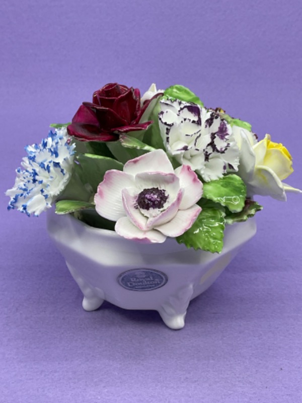 로얄 돌턴 도자기 보울 W/ 적용된 플라워 Royal Doulton Porcelain w/ Applied Flowers circa 1970