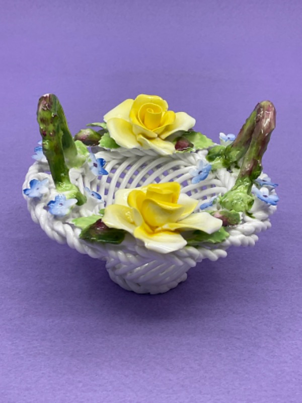 E &amp; R Woven 도자기 보울 W/ 적용된 플라워 E &amp; R Woven Porcelain Basket w/ Applied Flowers circa 1970