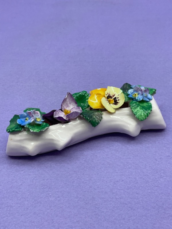 Radnor  도자기 W/  적용된 플라워  Radnor Porcelain w/ Applied Flowers circa 1970