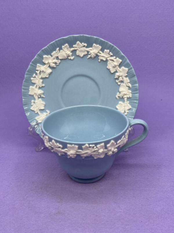 웨지우드 퀸즈웨어 에그쉘 라벤더 온 아이보리 컵 &amp; 소서 Wedgwood Queensware Eggshell Ivory on Lavender Cup and Saucer circa 1950