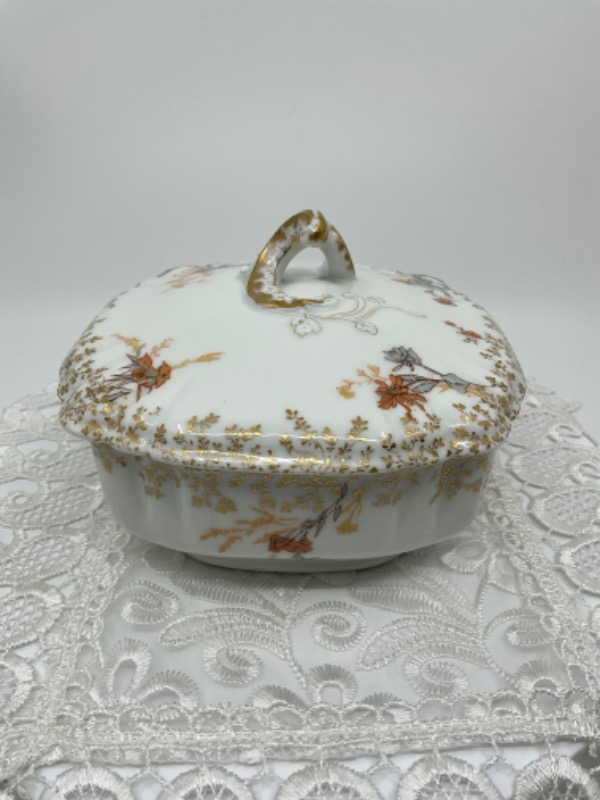 하빌랜드 리모지 &quot;Floral in Relief&quot; 커버 버터 디쉬 Haviland Limoges Covered Butter Dish circa 1880