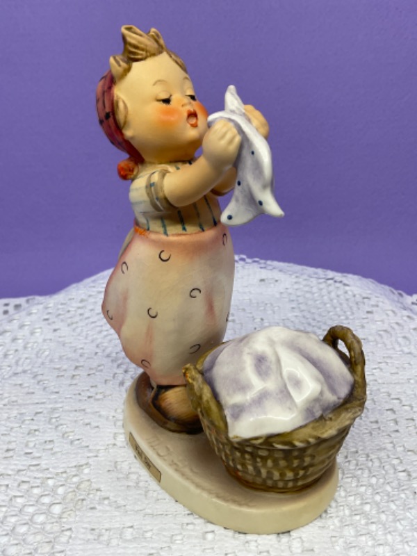 헴멜 &quot;Wash Day&quot; 피겨린 Hummel  Wash Day Figurine circa 1975