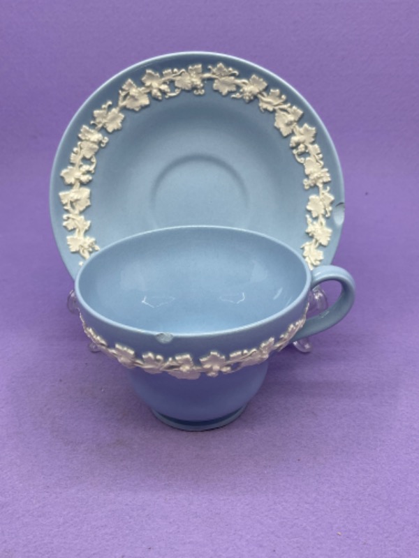웨지우드 퀸즈웨어 라벤더 온 아이보리 컵 &amp; 소서 Wedgwood Queensware Ivory on Lavender Cup and Saucer circa 1950